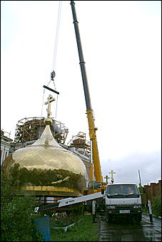 23 мая 2009 г., Барнаул   Установка позолоченного купола на Знаменском храме в Барнауле