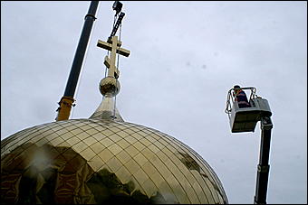 23 мая 2009 г., Барнаул   Установка позолоченного купола на Знаменском храме в Барнауле