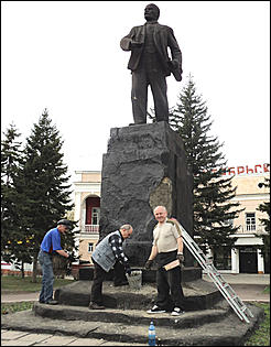 22 апреля 2011 г., Барнаул   Коммунисты возложили цветы к памятнику Ленина