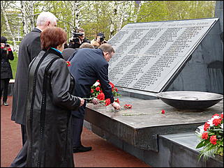 9 мая 2011 г., Барнаул   Возложение цветов к Мемориалу Славы     
