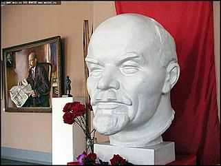    Выставочный зал Союза художников "Ленин жил, Ленин жив, Ленин будет жить!"