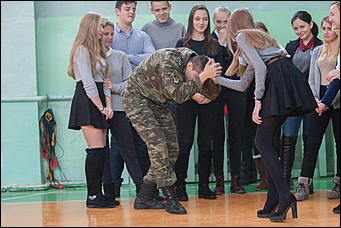 24 ноябрь 2016 г., Барнаул   Спецназ УФСИН провел мастер-класс по самообороне в барнаульском лицее