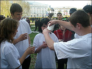 7 мая 2009 г., Барнаул   Барнаульская молодежь устроила "Теркинский привал"