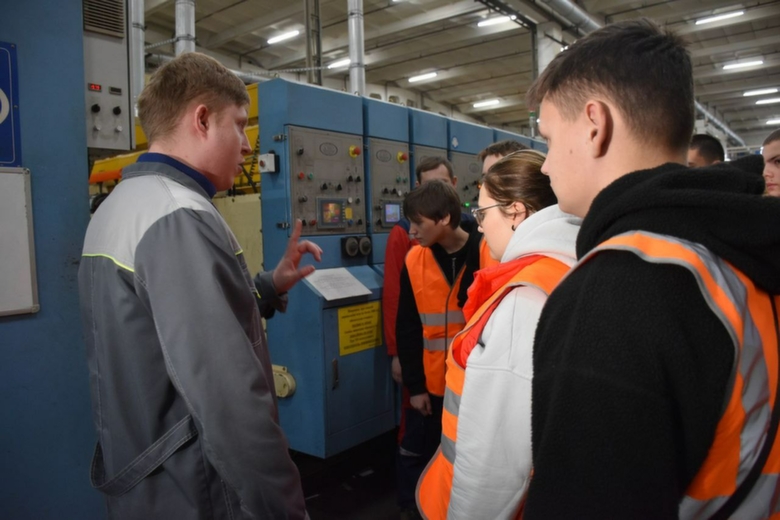 Экскурсия на предприятие / Фото: Минстрой Алтайского края