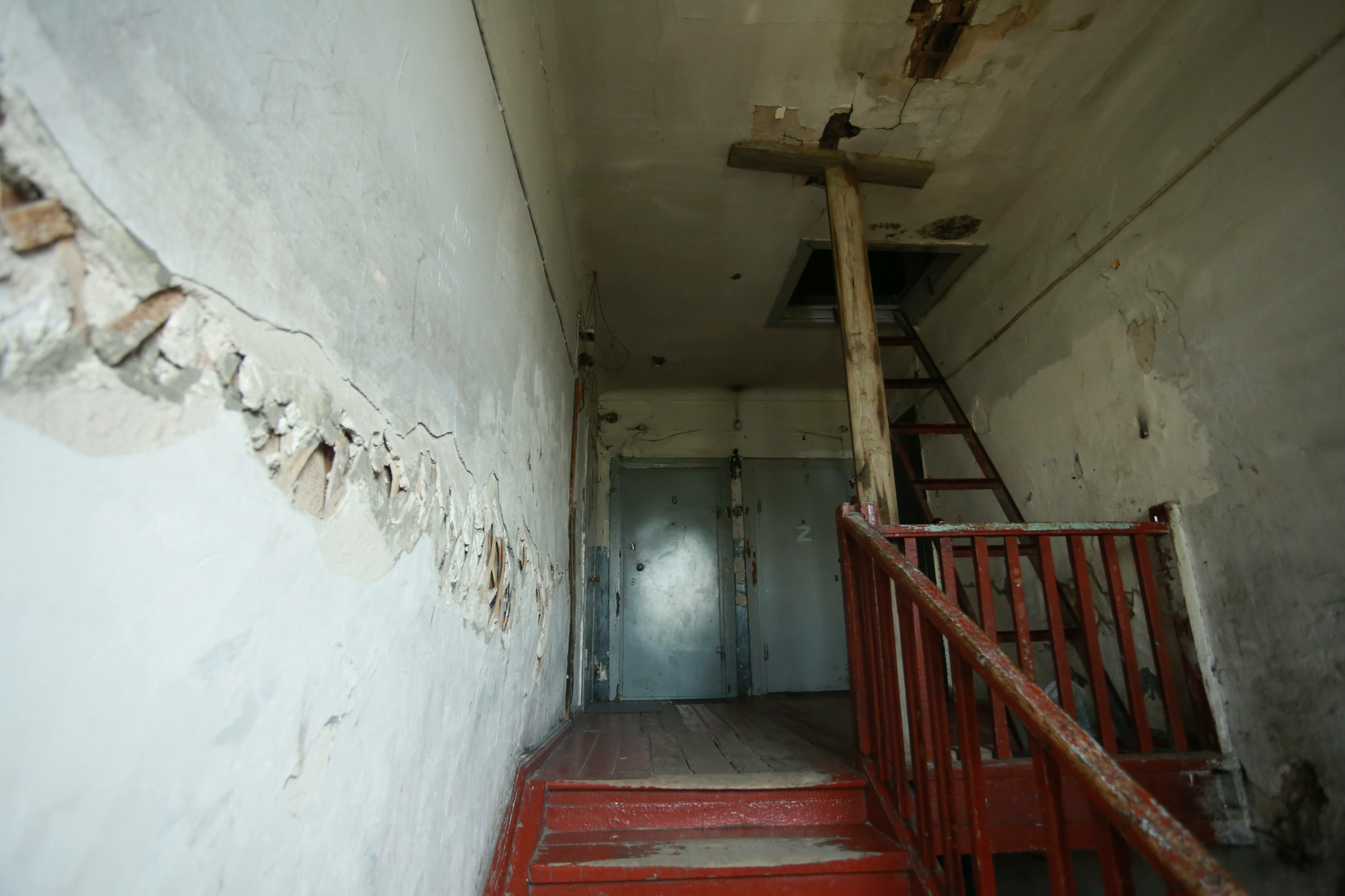 Жители неаварийного дома в Барнауле боятся, что на них упадёт прогнивший  потолок
