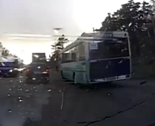 Автобус проехал на красный свет