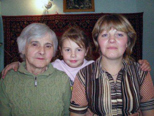 Даша Ворфаломееыв с мамой и бабушкой