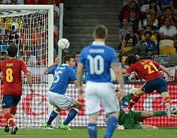 Киев. Испания - Италия - 4:0. Первый гол забивает Давид Сильва