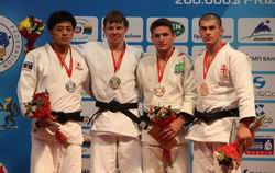 Иван Нифонтов (второй слева) одержал победу на Международном турнире по дзюдо 