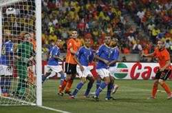 Голландия - Бразилия - 2:1. 68-я минута. Победный гол забивает Уэсли Снейдер (крайний справа)