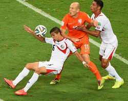 Сборная Голландии обыграла костариканцев в серии пенальти в четвертьфинальном матче чемпионата мира по футболу в Бразилии