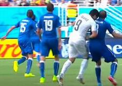 ЧМ-2014. Италия - Уругвая - 0:1. Луис Суарес кусает защитника итальянцев Джорджо Кьеллини