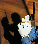 золотой пистолет, фото журнала "Огонек"