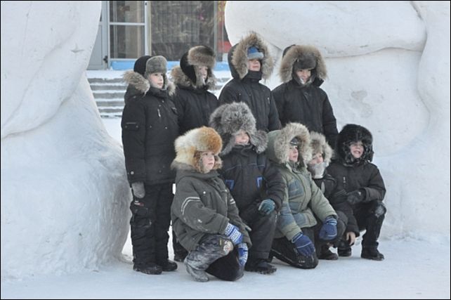 Дети в школу в мороз. Школьники зимой. Прикакоы температуре не ходят в школу. При какойтемпературе можно не идти в шкооу. Отправлять ли ребенка в школу в мороз.