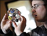 Эрно Рубик 5 февраля презентует свою новую логическую игрушку, сделанную в виде шара