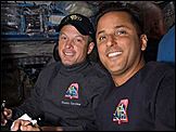 Стивен Свонсон и Джозеф Акаба на борту МКС