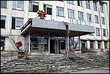 Город Припять. В этом здании располагался горсовет и прочие административные формирования. после аварии территорию занимало предприятие 