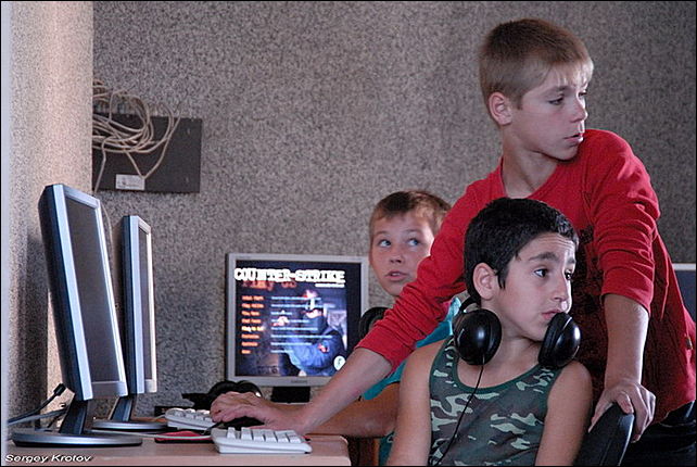 компьютерный клуб играют. виртуальный герой. геймеры в реальной жизни. лицо человека в реальной жизни. игрок в компьютерные игры.