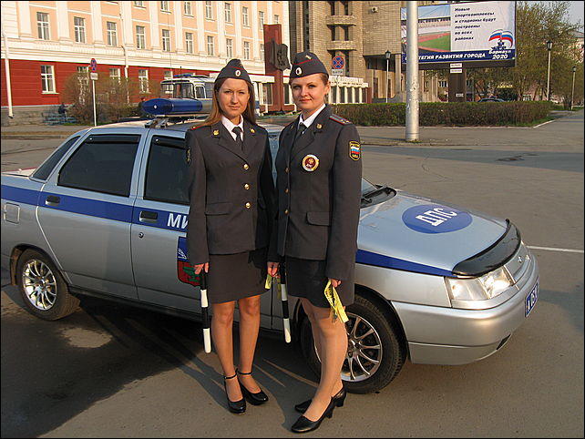 Жена дпс. Женская форма полиции ГИБДД. Инспектор ГИБДД женщина. Форма инспектора ГИБДД женская. Девушки в форме ДПС.