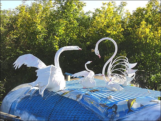 Лебединое озеро г лебедин. Лебедь Андрюша Барнаул. Памятник Лебединое озеро. Лебеди на мосту в Барнауле. Памятник лебедь Андрюша в Барнауле.