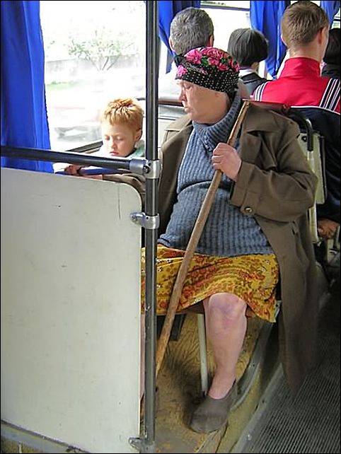Тетка в автобусе. Бабушка в автобусе. Толстушка в общественном транспорте. Жирный автобус. Бабушка в маршрутке.
