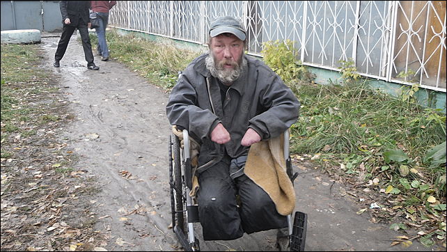 инвалид на коляске. алкаши на скамейке в парке. бомж на инвалидной коляске. бомж на инвалидной коляске.