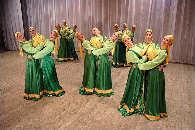 Народная музыка современная танец. Костюм для хоровода. Костюм для хоровода танца. Русский сценический костюм. Костюмы для народных ансамблей зелёные.
