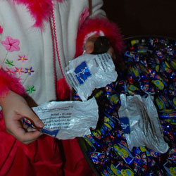 конфеты с правилами дорожного движения, фото "РГ"