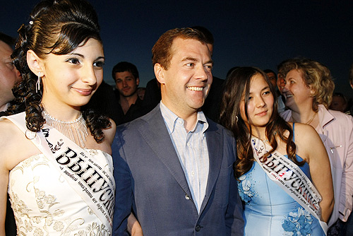 Дмитрий Медведев с выпускниками - фото пресс-службы Президента РФ
