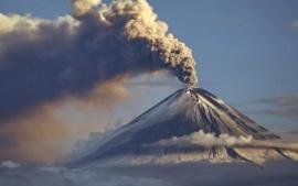 Новый столб пепла на высоту более 5,5 км выбросил вулкан на Камчатке