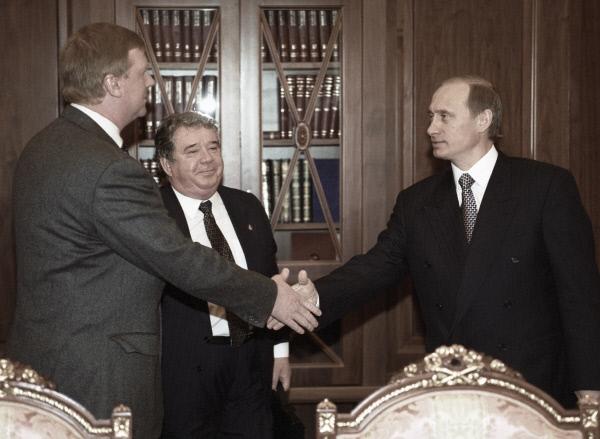 Путин и Чубайс, рукопожатие