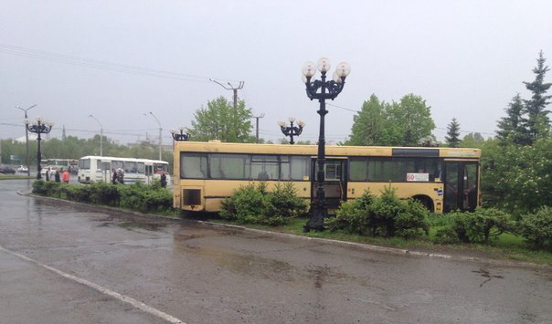 автобус припарковался на Речном