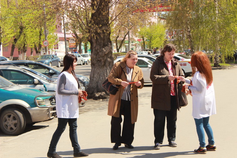 Барнаульцам сегодня раздают георгиевские ленточки