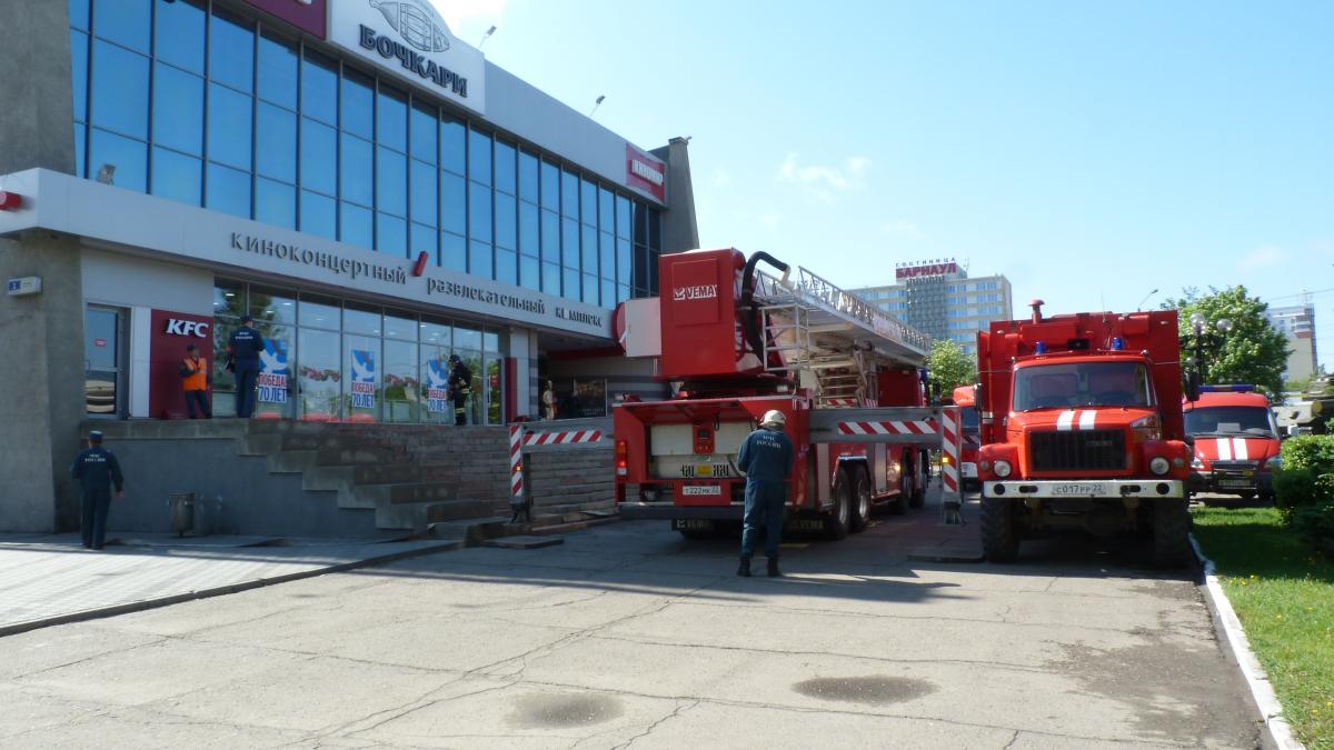 Сайт мир барнаул. КРК мир Барнаул. Пожарка Барнаул. Красная машина пожарная Барнауле. Пожарные из Барнаула.