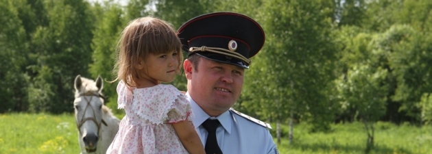 В Алтайском крае участковый нашел заблудившуюся в лесу девочку