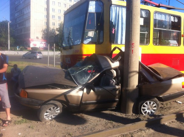 В Барнауле трамвай не уступил дорогу автомобилю