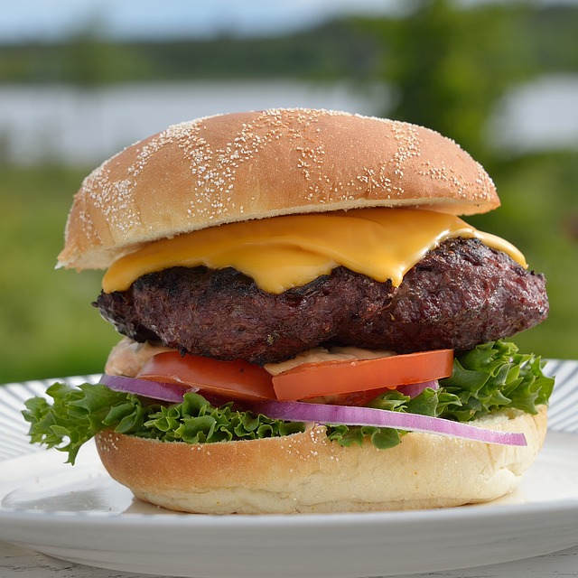 Ученые сообщили об улучшении вкуса гамбургера из искусственного мяса