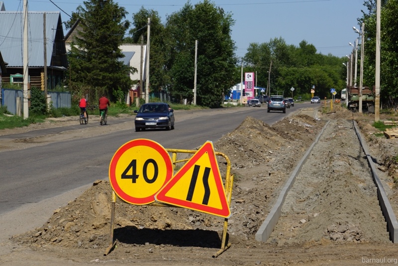 Тротуар строят вдоль центральной улицы барнаульского села Власиха
