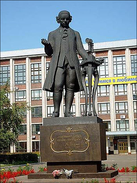 Памятник И.Ползунову в Барнауле