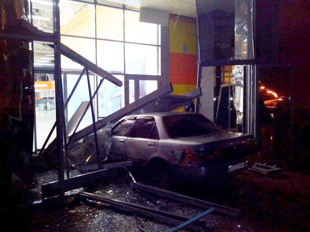 водитель протаранил двери торгового центра в Рубцовске