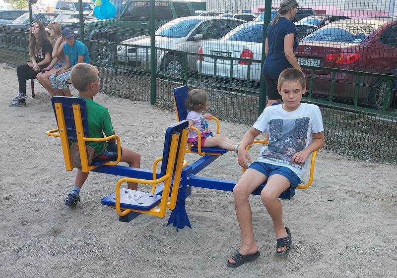 Новая детская площадка в Барнауле