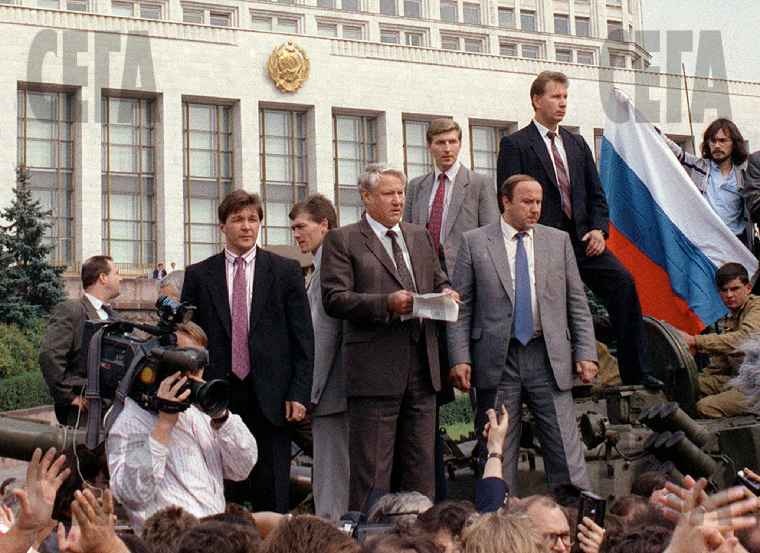 Ельцин зачитывает заявление
