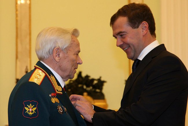 Калашников и Медведев награждение на 90 лет