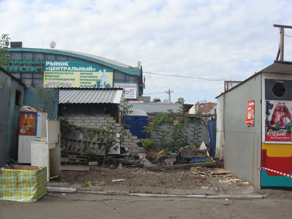 Демонтаж киосков проводят у Старого Базара в Барнауле