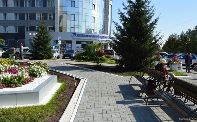 Сквер со скамейками появился у Диагностического центра ко Дню Барнаула