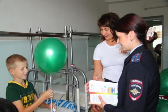 Барнаульские полицейские навестили детей, пострадавших в ДТП