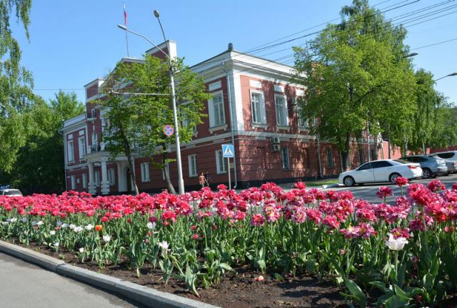 Суд закрыл дело разорительниц цветочных клумб в Барнауле