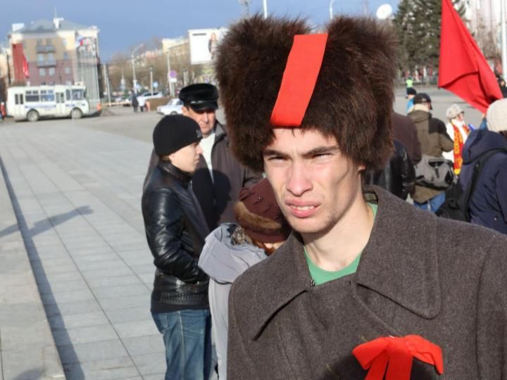 Красный перфоманс: КПРФ провело демонстрацию и митинг 7 ноября в Барнауле 