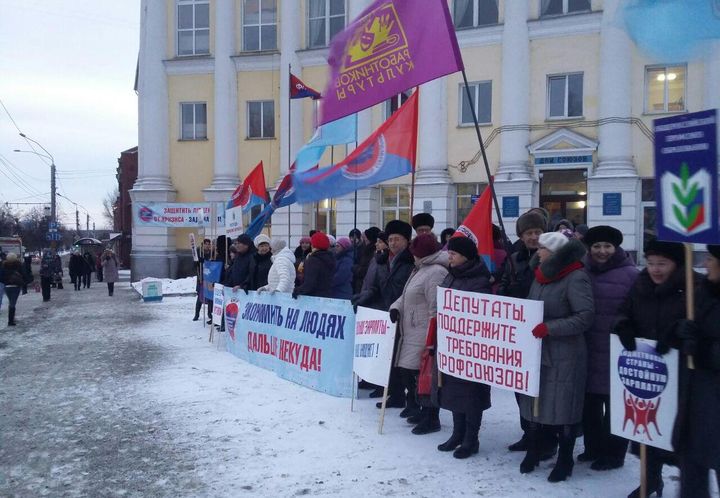Около 70 человек собралось на пикет против бюджета-2016 Алтайского края