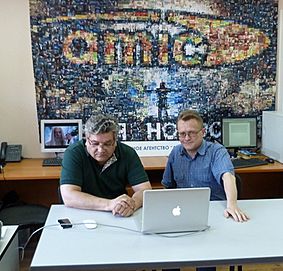 В редакции ИА "Амител" беседуют два редактора